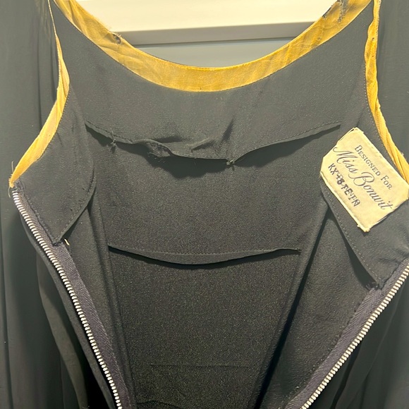 Vintage Miss Bonwit sheer black dress with feather bottom. Size 0 - Picture 6 of 8